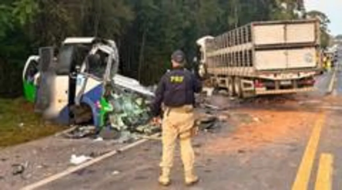 బ్రెజిల్‌లో బస్సు, లారీ ఢీకొన్న ఘటనలో 20 మందికి పైగా మృతి