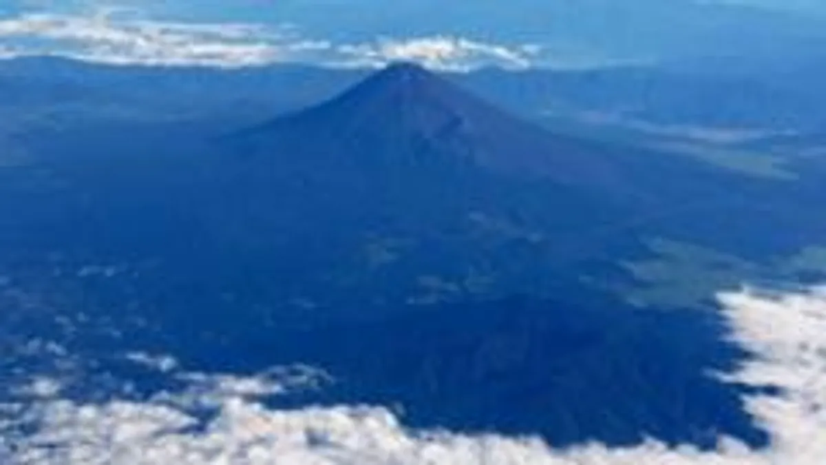 Taata Weka Mtoto Wake wa Miaka 7 Peke Yake Mlimani Fuji Akiendelea na Safari ya Kupanda